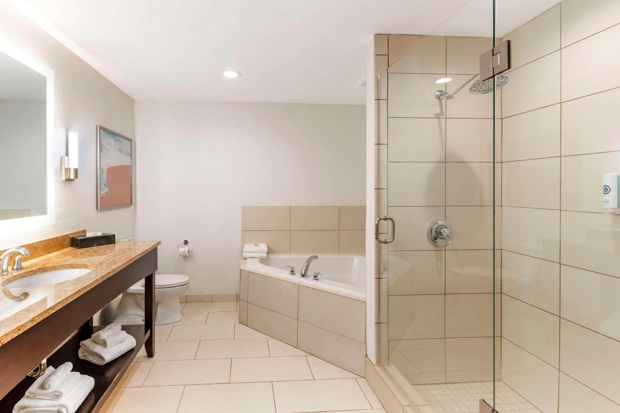 Comfort Inn & Suites Verona At Turning Stone Resort Casino Екстер'єр фото