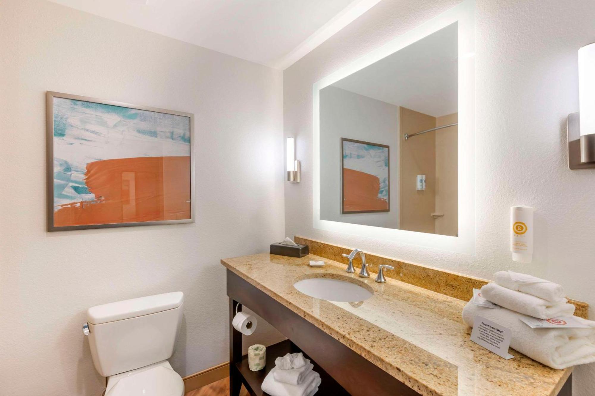 Comfort Inn & Suites Verona At Turning Stone Resort Casino Екстер'єр фото