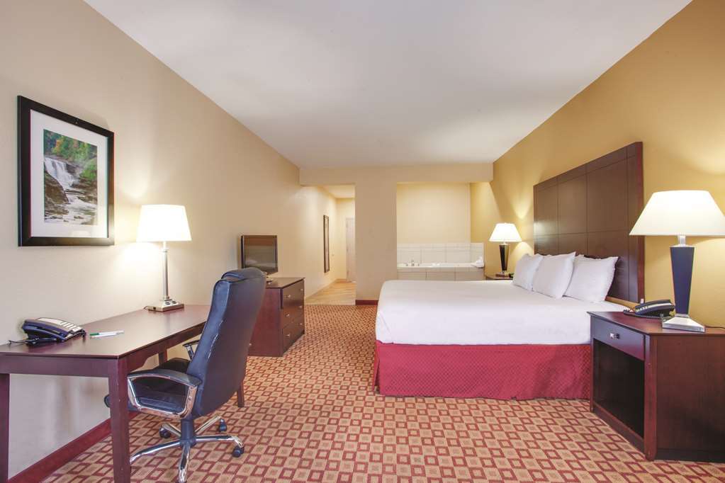 Comfort Inn & Suites Verona At Turning Stone Resort Casino Номер фото